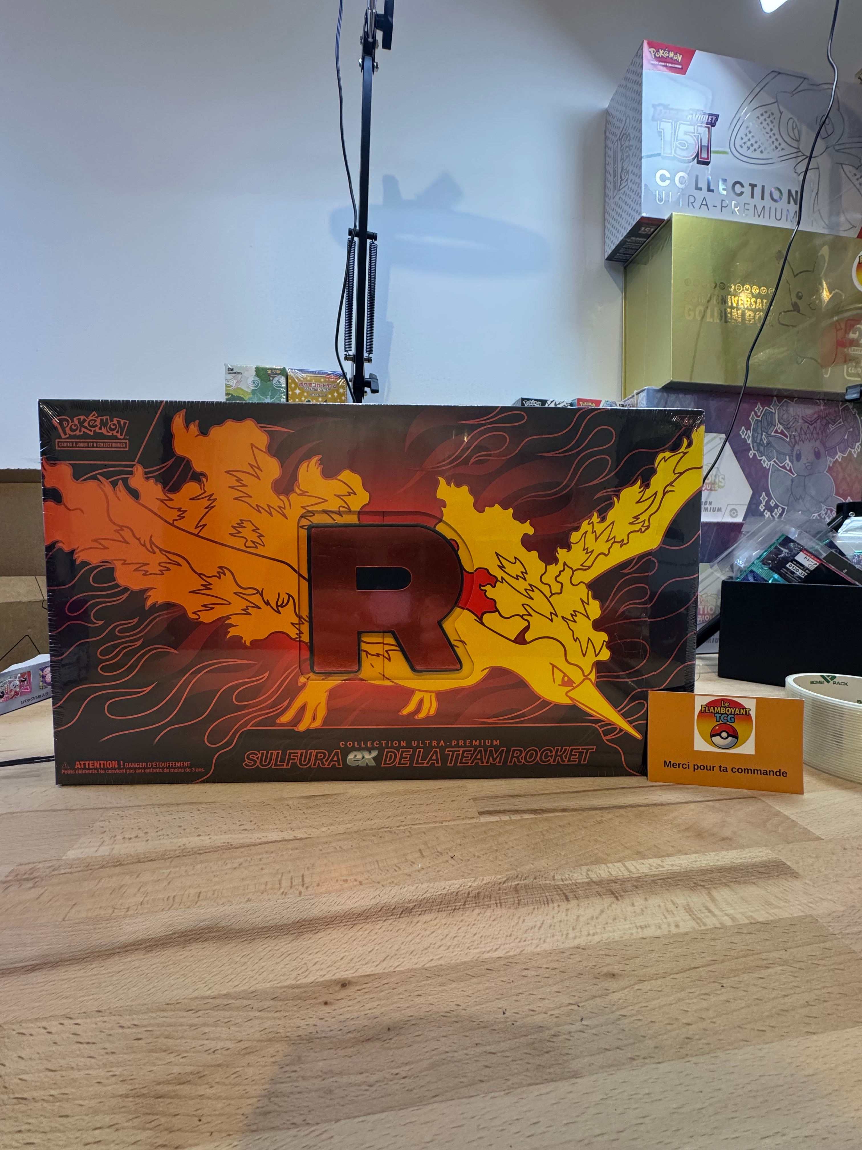 Coffret Collection Ultra-Premium - Sulfura ex de la Team Rocket - UPC en français